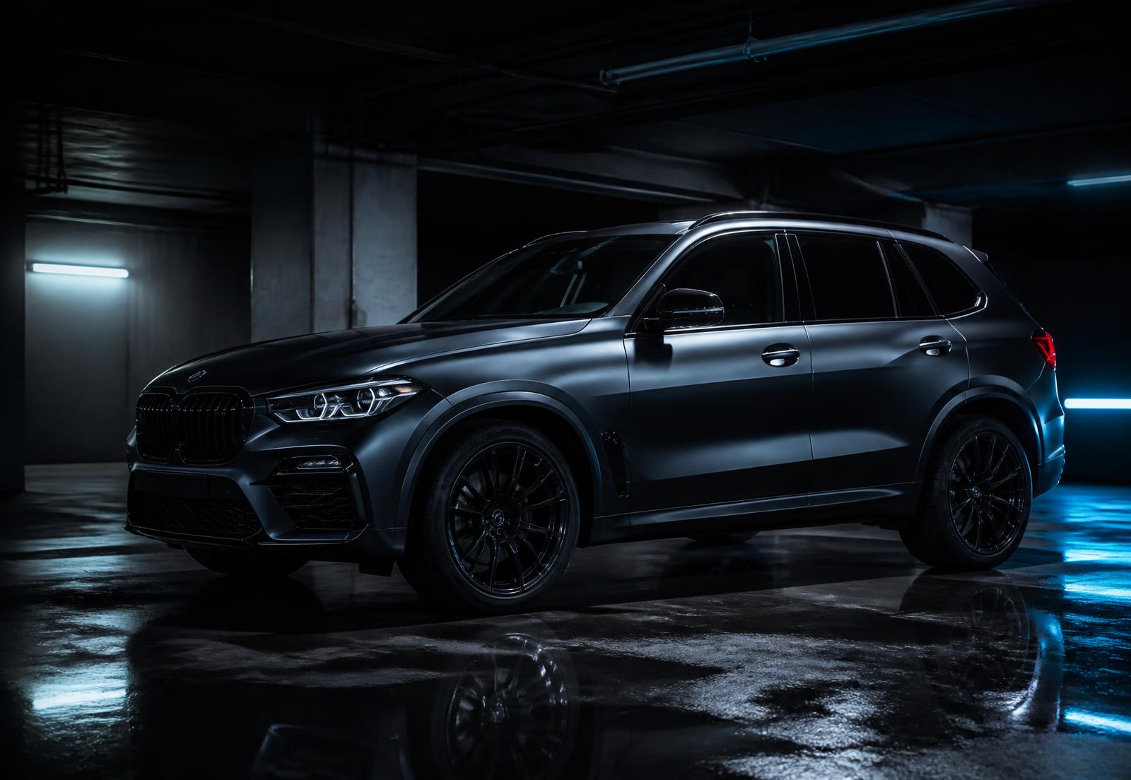 SUV premium escuro avaliado por consultoria automotiva especializada
